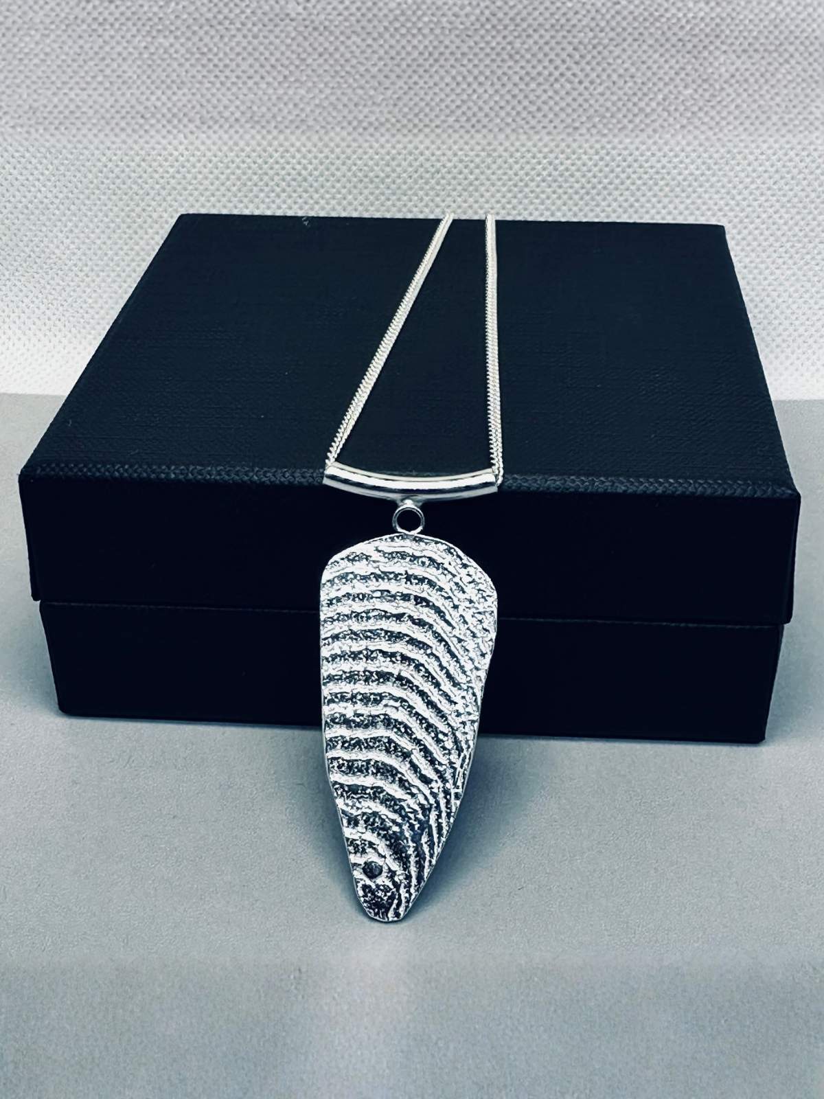 artisan_textured_pendant_silver_jewellery