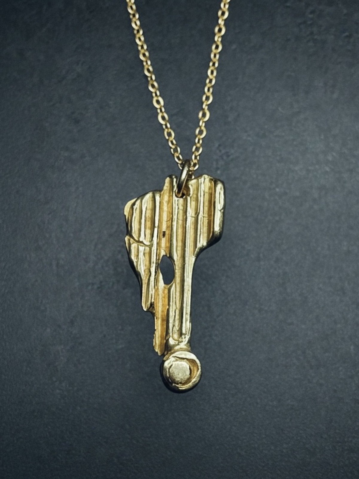bronze_pendant_necklace_with_gold_plated_chain