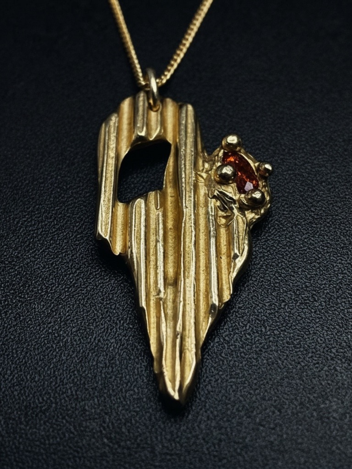 handcrafted_bronze_pendant_red_zirconia_gold_chain