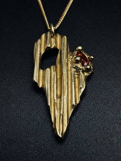 handcrafted_bronze_pendant_red_zirconia_gold_chain