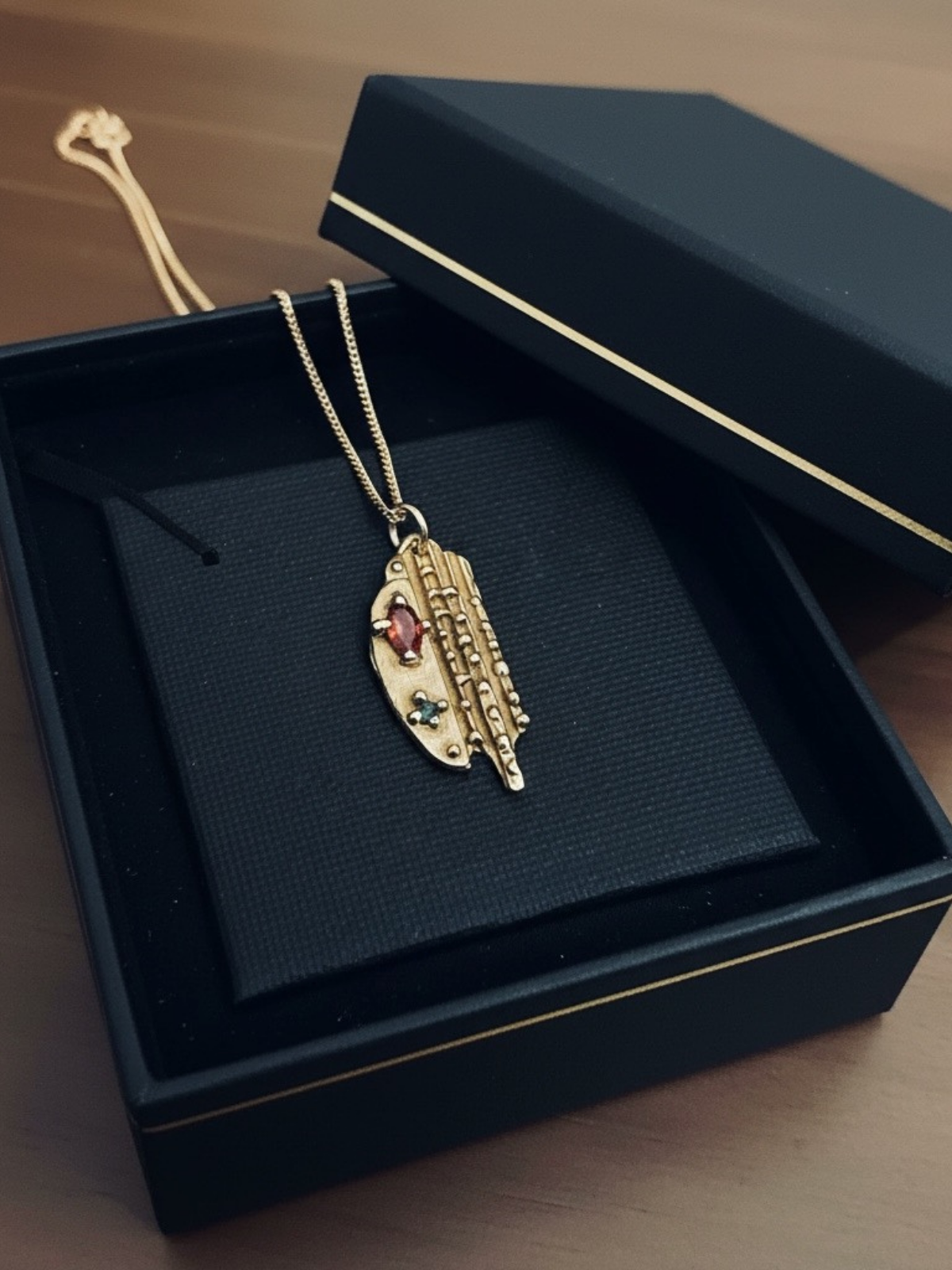 handcrafted_bronze_pendant_with_zirconia_gold_chain
