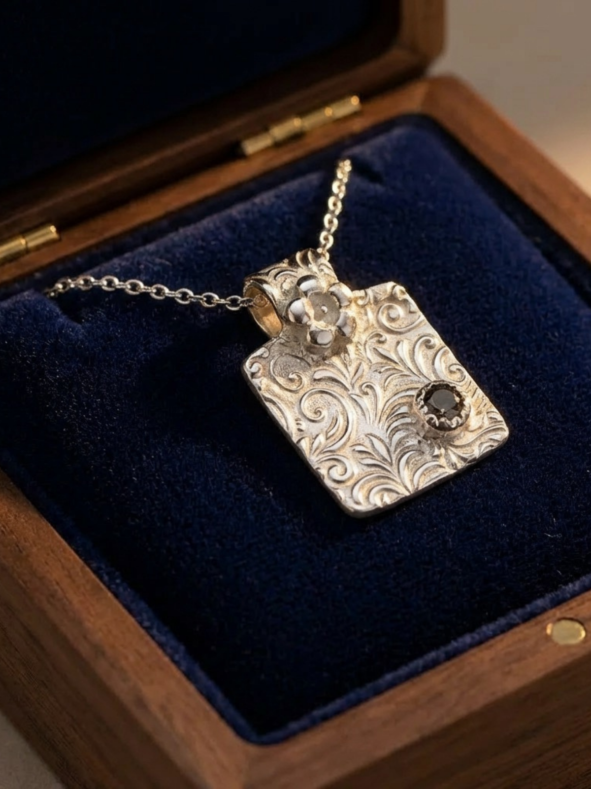 handcrafted_textured_pendant_pink_cubic_zirconia_silver