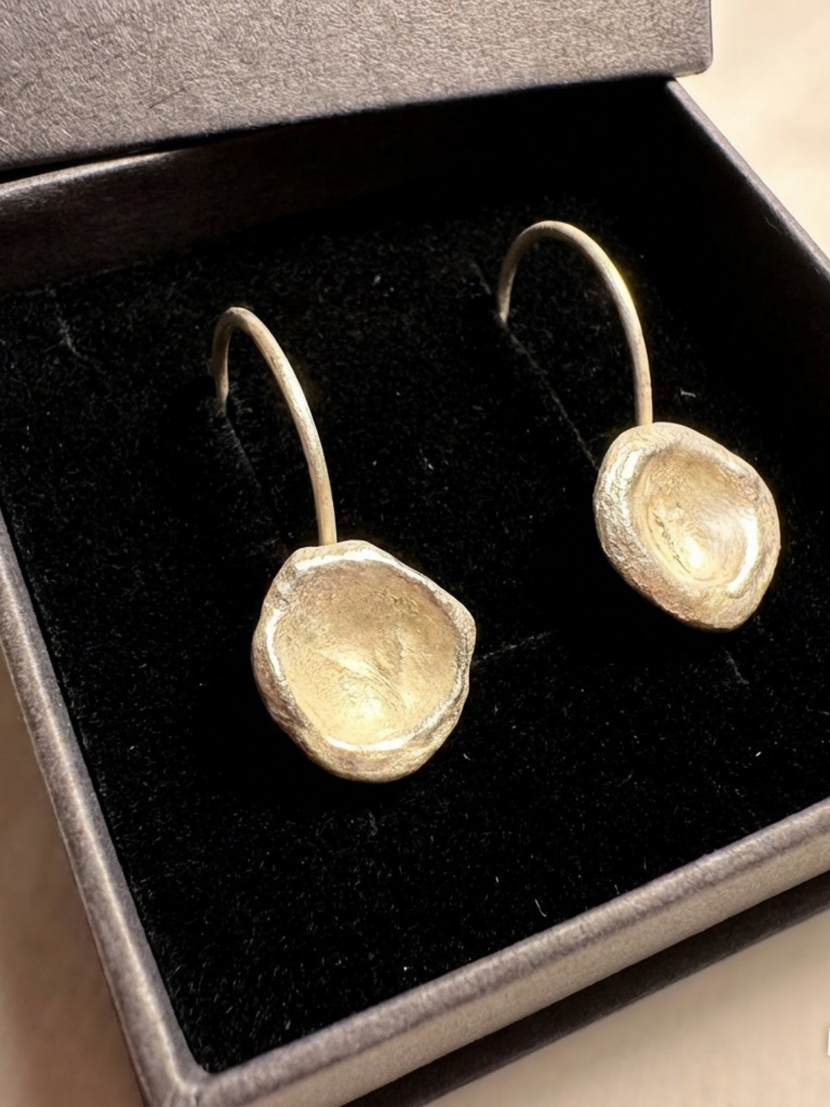 minimalist_concave_disc_dangle_earrings_silver