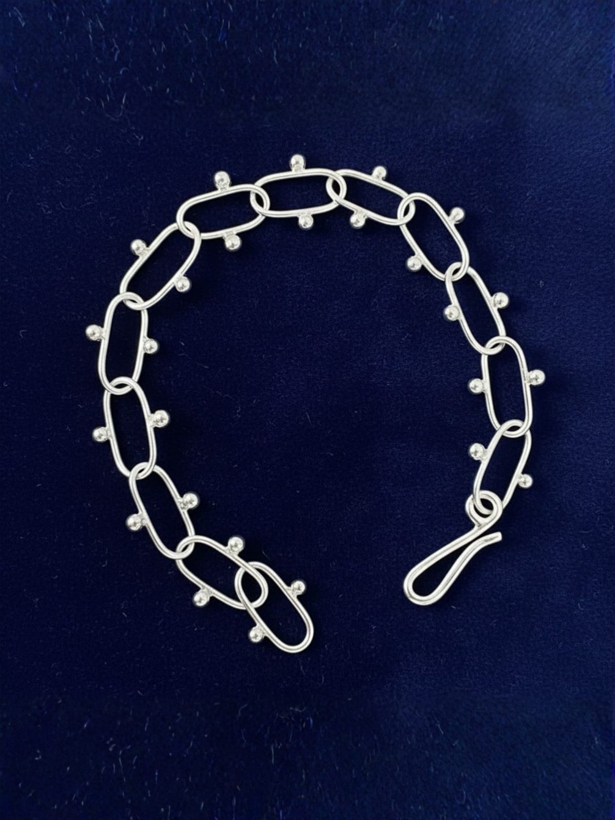 silver_bracelet_with_oval_links_and_bead_details